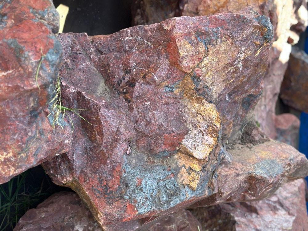 Камни для ландшафтного дизайна красно-фиолетовые 10-60 килограмм купить в Владимирской области