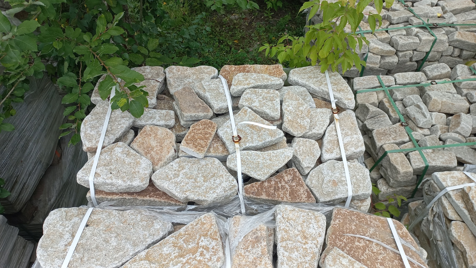 Плитняк галтованный гранитный для ландшафтного дизайна купить в Владимирской области