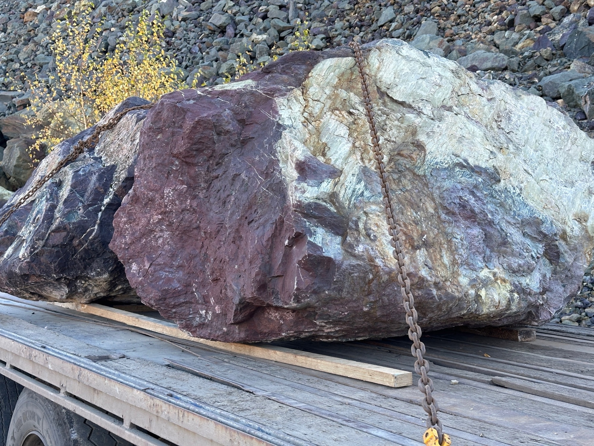 Огромные красно-фиолетовые валуны для ландшафтного дизайна весом более 5 тонн купить в Владимирской области