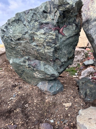 Гигантские зелёные валуны для ландшафтного дизайна весом более 5 тонн купить в Владимирской области