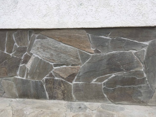 Плитняк златолит Уральский для цоколя, отмостки купить в Владимирской области