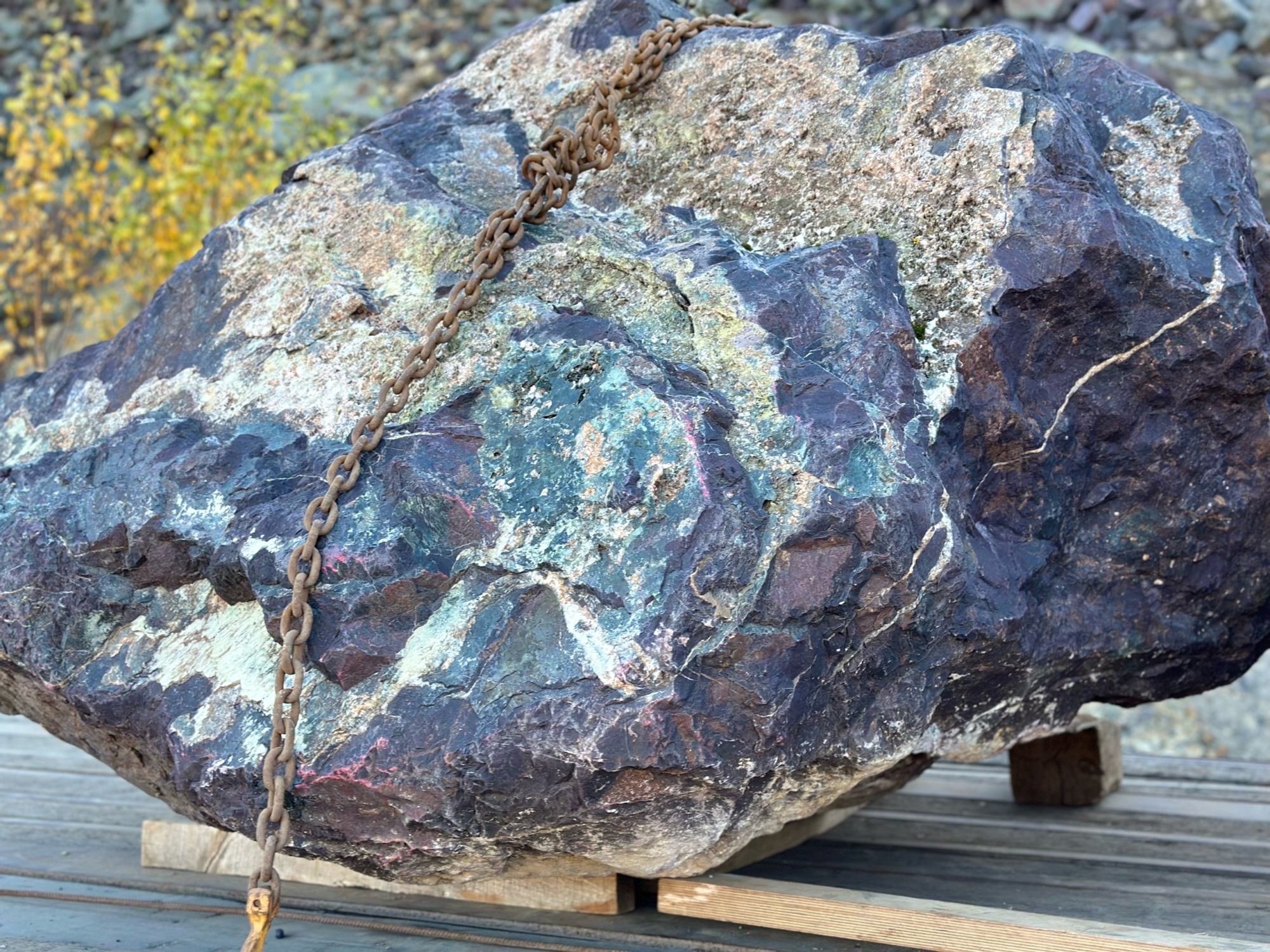 Огромные красно-фиолетовые валуны для ландшафтного дизайна весом более 5 тонн купить в Владимирской области