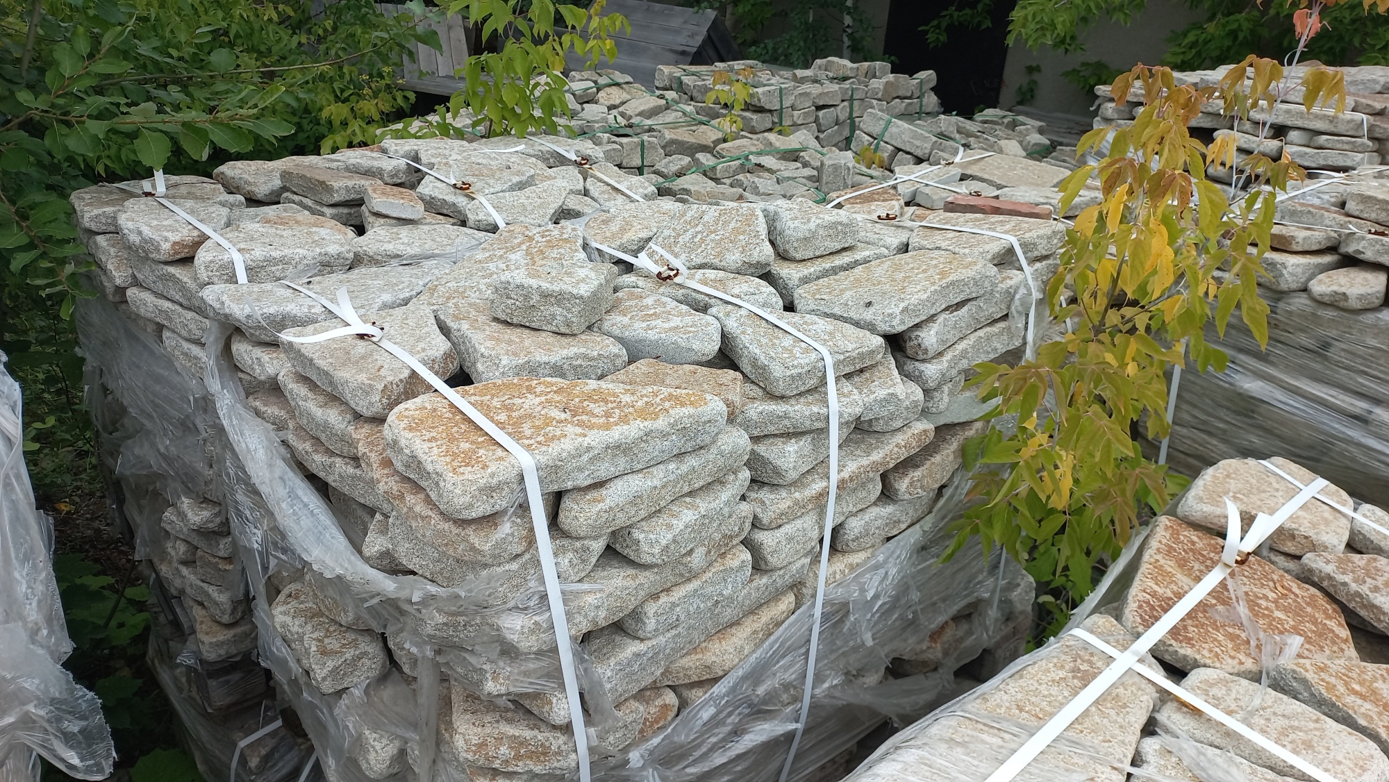 Плитняк галтованный гранитный для ландшафтного дизайна купить в Владимирской области