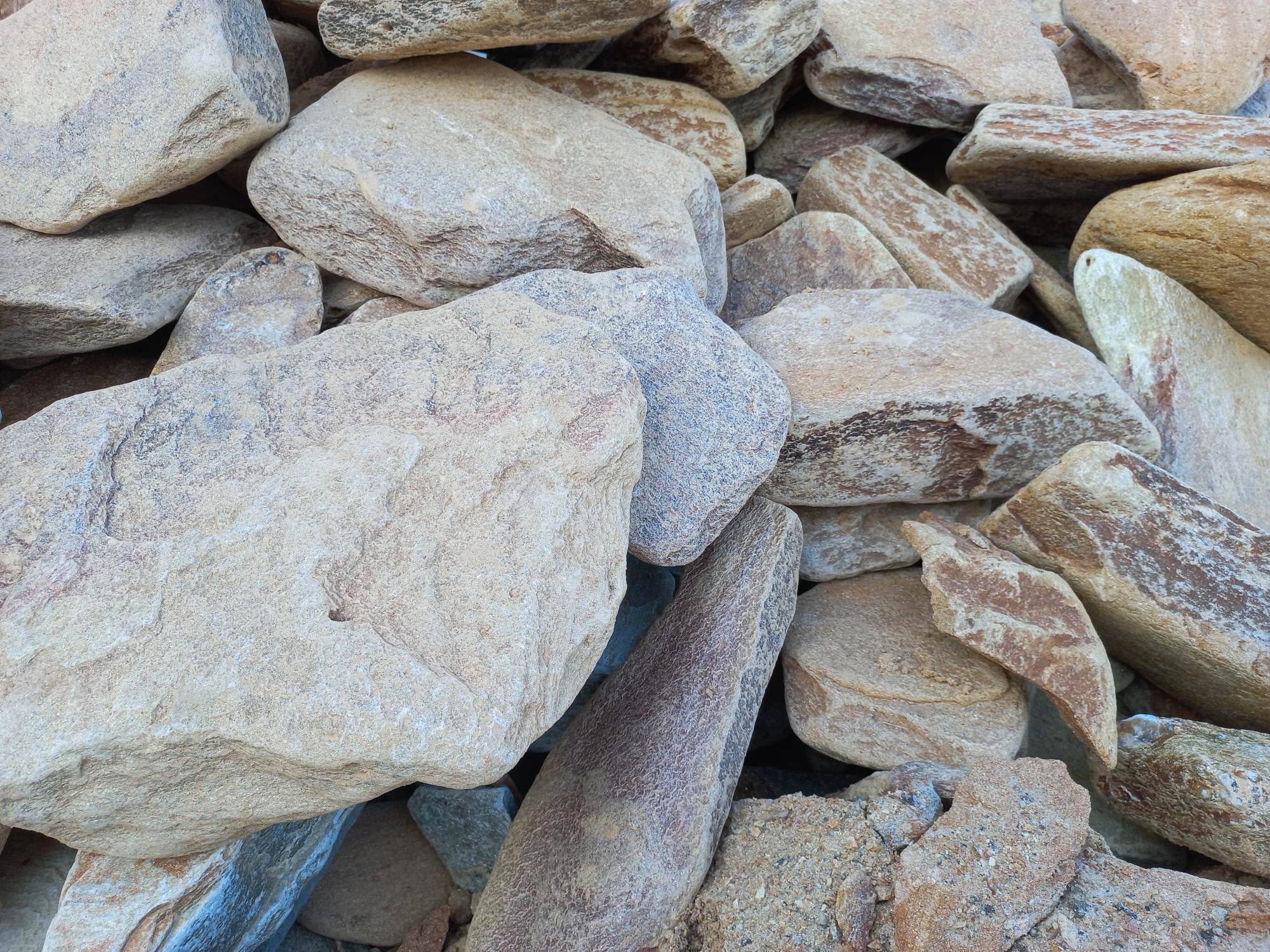 Златолит жёлтый, жёлто-зелёный глыбки и валуны для ланшафтного дизайна купить в Владимирской области