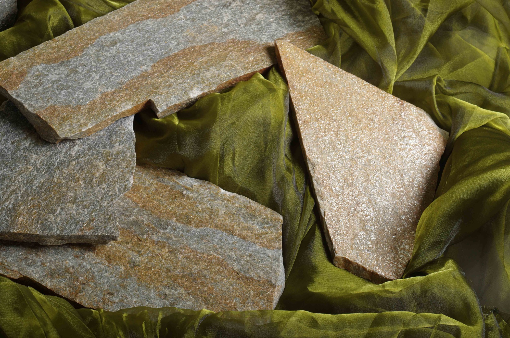 Плитняк златолит Уральский для цоколя, отмостки купить в Владимирской области